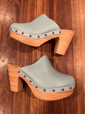 Atalina light blue platform clogs size 7